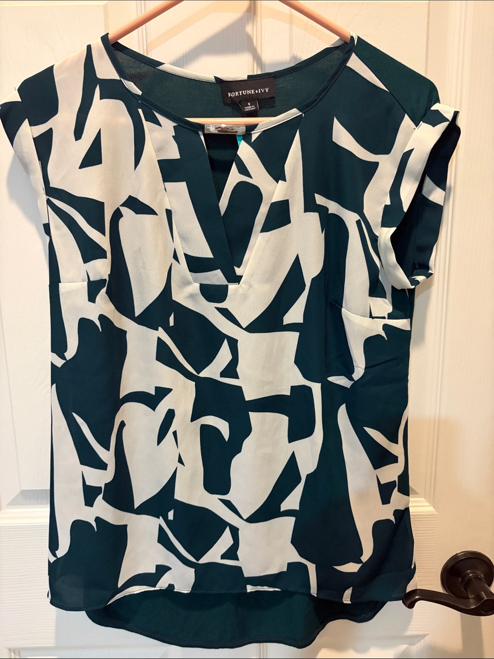 Fortune & Ivy Green Abstract Cap-Sleeve Blouse